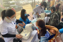 Bác sỹ chăm sóc sức khỏe cộng đồng cho bà con nhân dân xã Sín Chéng huyện Si Ma Cai. (Ảnh: PV/Vietnam+)