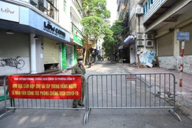 Hà Nội phong tỏa tạm thời chợ Linh Lang. (Ảnh: Hoàng Hiếu/TTXVN)