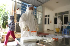 Xét nghiệm cho người dân xã An Mỹ, huyện Mỹ Đức. (Ảnh: Minh Quyết/TXTVN)