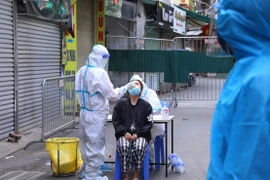 Lấy mẫu xét nghiệm cho người dân tại Hà Nội. (Ảnh: TTXVN/Vietnam+)