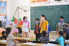 Tất cả học sinh và giáo viên Trường Phổ thông Dân tộc Bán trú Tiểu học xã Khâu Vai (Mèo Vạc, Hà Giang) đeo khẩu trang để phòng, chống bệnh bạch hầu. (Ảnh: Hoàng Hiếu/TTXVN)