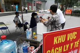 Phong tỏa tạm thời tòa Park 11 - Times City do có ca mắc COVID-19. (Ảnh: Thanh Tùng/TTXVN)