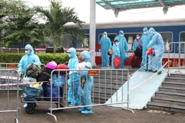 Ninh Bình đón hơn 600 công dân trở về quê từ một số tỉnh phía Nam bằng tàu hỏa. (Ảnh: Đức Phương/TTXVN)