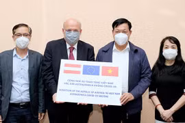 Bộ Y tế tiếp nhận 50.000 liều vaccine phòng COVID-19 AstraZeneca của Cộng hòa Áo tặng Việt Nam. (Ảnh: CTV/Vietnam+)