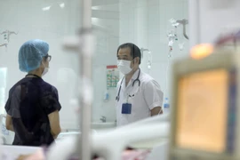 Bác sỹ Cấp trao đổi chuyên môn với đồng nghiệp. (Ảnh: Minh Quyết/Vietnam+)