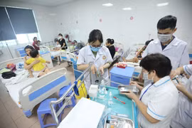 Bệnh nhi điều trị tại Bệnh viện Thanh Nhàn. (Ảnh: Minh Quyết/TTXVN)