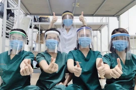 Nhân viên y tế Bệnh viện Bệnh Nhiệt đới Trung ương cơ sở 2 thể hiện sự lạc quan và tinh thần quyết tâm chiến thắng đại dịch COVID-19. (Ảnh: TTXVN)
