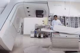Thực hiện xạ trị gia tốc tại Bệnh viện Bạch Mai. (Ảnh: PV/Vietnam+)