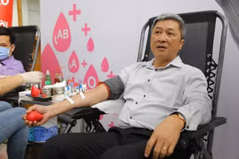 Thứ trưởng Bộ Y tế Nguyễn Trường Sơn tham gia hiến máu nhân đạo. (Ảnh: PV/Vietnam+)