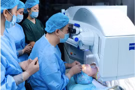 Bác sỹ thực hiện phương pháp Relex Smile giúp bệnh nhân lấy lại mắt sáng chỉ sau 23 giây. (Ảnh: PV/Vietnam+)