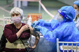 Tiêm vaccine phòng COVID-19 cho người cao tuổi tại Hà Nội. (Ảnh: Thành Đạt/TTXVN)