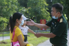 Giây phút chia tay của công dân hoàn thành thời hạn cách ly tại tỉnh Hòa Bình. (Ảnh: Trọng Đạt/TTXVN)