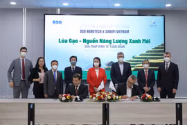 Các đại biểu tại buổi lễ ký kết. (Ảnh: PV/Vietnam+)