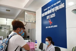 Nhân viên y tế hỗ trợ tư vấn về phòng chống HIV/AIDS. (Ảnh: T.G/Vietnam+)