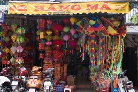 Diều là mặt hàng đồ chơi được ưa chuộng trong mùa Hè. (Ảnh; Thoa Chu/Vietnam+)