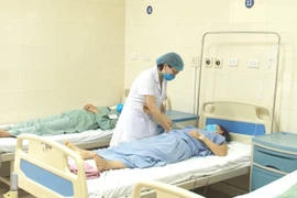 Điều trị cho bệnh nhân mắc ung thư tại Bệnh viện K. (Ảnh: PV/Vietnam+)