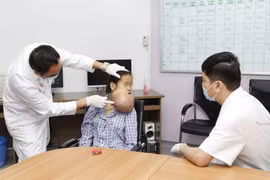 Bệnh nhân với khối u trước khi phẫu thuật. (Ảnh: PV/Vietnam+)