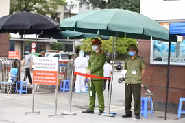 Các lực lượng công an, bảo vệ được tăng cường tại cổng số 1 Bệnh viện Bạch Mai. (Ảnh: Minh Quyết/TTXVN)