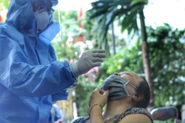 Lấy mẫu xét nghiệm COVID-19 cho người dân tại Hà Nội. (Ảnh: Tuấn Đức/TTXVN)