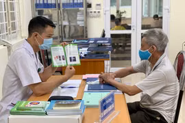 Bác sĩ Bệnh viện Phổi Trung ương tư vấn cho người dân về bệnh lao. (Ảnh: PV/Vietnam+)