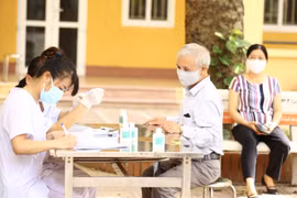 Làm thủ tục xét nghiệm bệnh COVID-19 cho người dân. (Ảnh: TTXVN/Vietnam+)