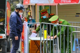 Phong tỏa phòng chống dịch COVID-19 tại nhiều tuyến phố cổ Hà Nội. (Ảnh: Tuấn Đức/TTXVN)