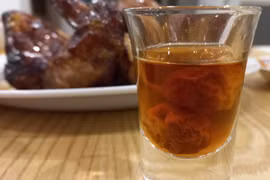 Uống rượu bia ngày Tết hoặc bất kỳ thời điểm nào có thể gây tổn thương viêm loét dạ dày, xơ gan. (Ảnh: PV/Vietnam+)