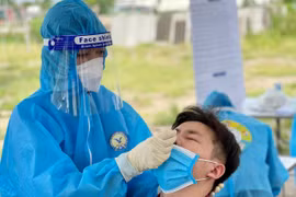 Nhân viên y tế lấy mẫu cho người dân. (Ảnh: TTXVN/Vietnam+)