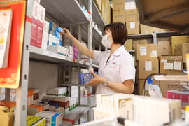 Nhân viên y tế làm công tác cấp phát thuốc tại một bệnh viện. (Ảnh: M.Q/Vietnam+)