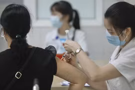 Nhân viên y tế tiêm vaccine Nanocovax phòng COVID-19 cho tình nguyện viên tham gia tiêm thử nghiệm đợt 3 tại Học viện Quân y. (Ảnh: Minh Quyết/TTXVN)