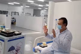 Bệnh nhân mắc COVID-19 nhận cơm từ robot tại Trung tâm Hồi sức tích cực điều trị bệnh nhân COVID-19 của Bệnh viện Trung ương Huế tại Thành phố Hồ Chí Minh. (Ảnh: PV/Vietnam+)