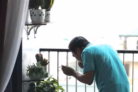 Những người hút thuốc nên bỏ thuốc lá vì sức khỏe và hạnh phúc gia đình. (Ảnh: PV/Vietnam+)