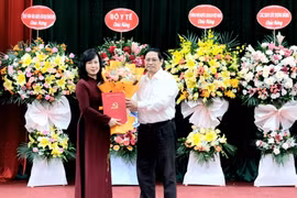 Thủ tướng Chính phủ trao Quyết định giao Quyền Bộ trưởng Bộ Y tế cho bà Đào Hồng Lan. (Ảnh: PV/Vietnam+)