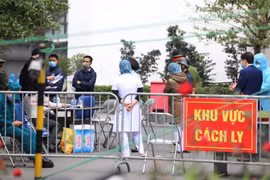 Phòng tỏa chung cư Garden Hill ở 99 Trần Bình (Hà Nội). (Ảnh: Thành Đạt/TTXVN)