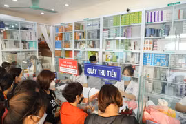 Người dân xếp hàng mua thuốc tại Bệnh viện. (Ảnh: MQ/Vietnam+)