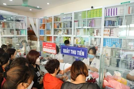 Người dân xếp hàng mua thuốc tại Bệnh viện. (Ảnh: MQ/Vietnam+)