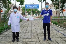 Công bố khỏi bệnh COVID-19 cho một bệnh nhân người nước ngoài. (Ảnh: PV/Vietnam+)