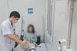 Bác sĩ thăm khám cho bệnh nhân sau phẫu thuật. (Ảnh: PV/Vietnam+)