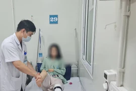 Bác sĩ thăm khám cho bệnh nhân sau phẫu thuật. (Ảnh: PV/Vietnam+)