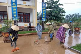 Người dân tham gia dọn dẹp vệ sinh khắc phục hậu quả sau mưa lũ. (Ảnh: Võ Dung/TTXVN)