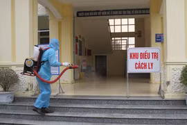Khử trùng tại khu vực điều trị cho bệnh nhân COVID-19. (Ảnh: Hải Yến/TTXVN)