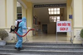 Khử trùng tại khu vực điều trị cho bệnh nhân COVID-19. (Ảnh: Hải Yến/TTXVN)