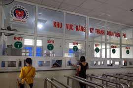 Người dân thanh toán viện phí khám chữa bệnh bảo hiểm y tế. (Ảnh: PV/Vietnam+)