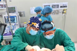 Các bác sỹ Khoa Phẫu thuật hàm mặt (Bệnh viện Hữu nghị Việt Nam-Cu Ba) thực hiện một ca phẫu thuật cho bệnh nhân. (Ảnh: PV/Vietnam+)
