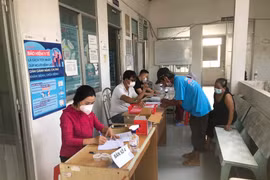 Người dân tham gia vào Dự án khám sàng lọc để phát hiện sớm bệnh lao. (Ảnh: PV/Vietnam+)