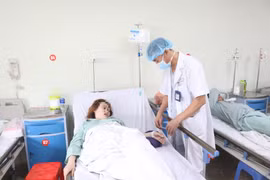 Bác sỹ thăm khám cho bệnh nhân sau phẫu thuật. (Ảnh: PV/Vietnam+)