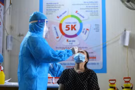 Hà Nội xét nghiệm sàng lọc COVID-19 cho tiểu thương chợ Hôm - Đức Viên. (Ảnh: Hoàng Hiếu/TTXVN)