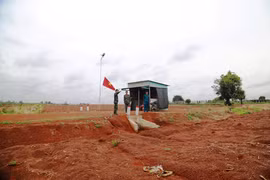 Lực lượng Biên phòng ở biên giới để ngăn chặn người qua lại trái phép. (Ảnh: Thanh Tân/TTXVN)