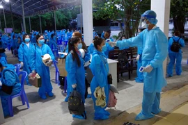 Sóc Trăng tiếp nhận và cách ly tập trung 146 công dân từ Singapore về nước. (Ảnh: Trung Hiếu/TTXVN)