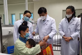 [Photo] Tặng quà cho bệnh nhân phải đón năm mới trong bệnh viện